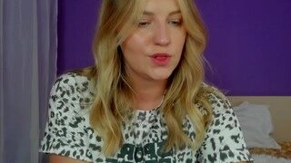 JuliaQuenn naked on cam for live porn video chat