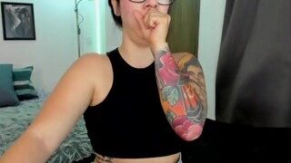 CarolineSweet naked on cam for live porn video chat