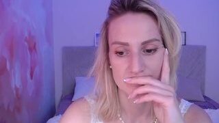 JennaJonesi naked on cam for live porn video chat